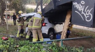 Els Bombers intentant excarcerar els ocupants del vehicle