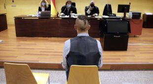D'esquenes, el jove acusat pels aldarulls postsentència a Girona