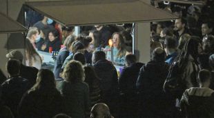 Joves durant la primera nit de barraques de Girona el dijous passat