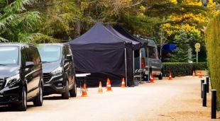 Vehicles i tendes de l'equip de rodatge als Jardins de Santa Clotilde