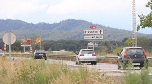 Alguns vehicles circulant per la C-66 a l'alçada de Banyoles en un dels trams que s'ha de desdoblar