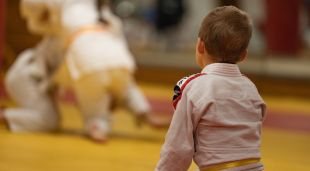 Un menor davant un tatami durant la pràctica del judo (arxiu)