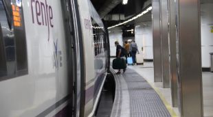 Una persona entrant a un TAV a l'estació de Sants de Barcelona