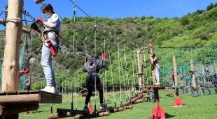 Usuaris en un parc d'aventura del Pallars Sobirà