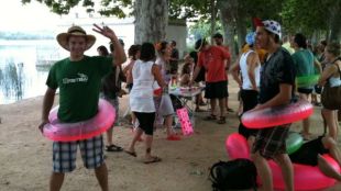 manifestants, estany, banyistes