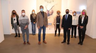 Foto de família amb l'alcalde de Sant Feliu de Guíxols, Carles Motas, amb representants de la Fundació La Marató de TV3 i l'Espai Carmen Thyssen