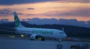 Un avió de Transavia després d'aterrar a l'aeroport de Girona Costa Brava