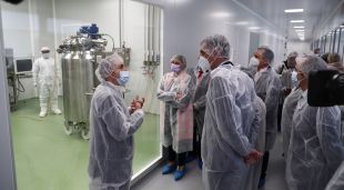 El president espanyol, Pedro Sánchez, amb la consellera de Salut, Alba Vergès, als laboratoris de l'empresa HIPRA