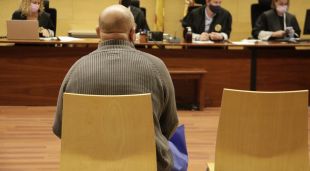 D'esquenes, l'home que va manipular un caixer de Lloret de Mar per clonar targetes