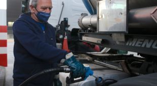 Un camioner posant Adblue al seu vehicle