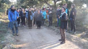El portaveu de l'ALLIMO explicant a diverses persones el projecte de parc eòlic que es projecta a l'Albera