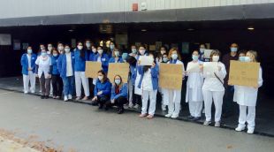 Els treballadors manifestant-se davant del Centre d'Atenció Primària de Salt, aquest matí