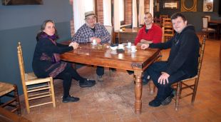 Restauradors i un carnisser a un local de Cantonigròs, l'Esquirol