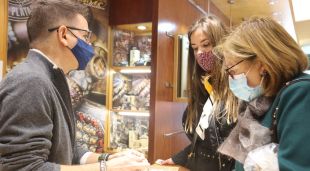 Dues clientes d'una joieria que aplica el Black Friday sostenible aquest divendres