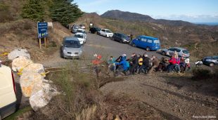 El grup de persones que s'han aplegat avui a Coll de Banyuls, retirant les roques de la carretera