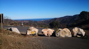 Les roques, aquest migdia, blocant de nou el pas
