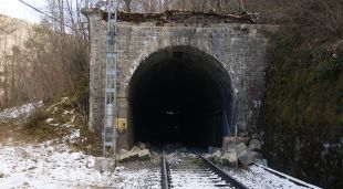 Punt del túnel on ha descarrilat el tren al Ripollès