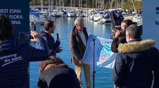 El president del Port Esportiu de Palamós, Lluís Conde, rebent el segell