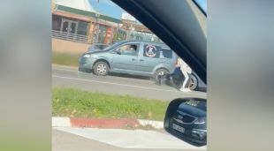 Moment en que el conductor de la furgoneta dona marxa enrere per impactar contra el turisme