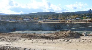 El forat al subsòl per fer els fonaments i l'aparcament de l'ampliació de ll'outlet de la Jonquera