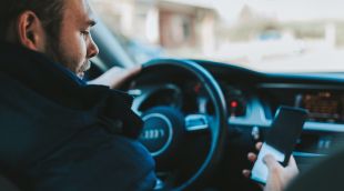 Un conductor fent ús del mòbil mentre condueix