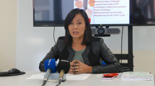 La secretària general de CCOO a les comarques gironines, Belén López, durant la roda de premsa de presentació de la manifestació