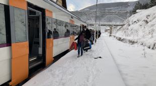 Els esquiadors baixant del primer Tren Blanc de la temporada a La Molina