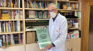 El president d'Amics de Cerdanya, Joan Muntané, mostrant l'edició 2022 del Calendari Cerdà