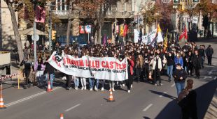 Pla general dels estudiants gironins manifestant-se a Jaume I durant la vaga d'avui