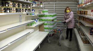 Una voluntària preparant les comandes del centre de distribució d'aliments de Ripoll
