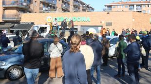 Els pagesos a l'entrada del Mercadona