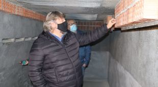 El director de l'oficina tècnica del Consorci de l'Estany, Miquel Campos, mostrant els forats on els ratpenats podran col·locar-se i dormir