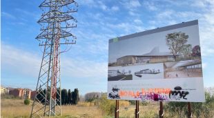 El cartell anunciant el nou pavelló, amb pintades en contra de l'antena