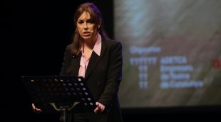La presidenta d'ADETCA, Isabel Vidal, durant l'acte d'obertura de la Setmana Mundial del Teatre