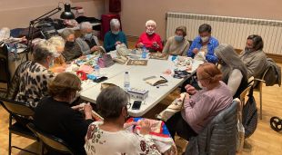 Un grup de dones usuàries del Casal d'Avis de Puigcerdà fent labors en una sala del Museu Cerdà