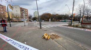 Les restes del semàfor a la vorera, aquest matí
