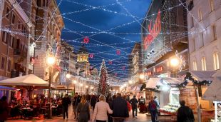 Pla general d'un mercat de Nadal a Rijeka (Croàcia)