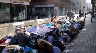 Marina López Deixalles amuntegades a Salt el segon dia de vaga