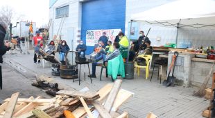 Un moment de l'assemblea que ha fet el comitè de vaga amb pocs veïns de Salt que s'han acostat, aquesta tarda