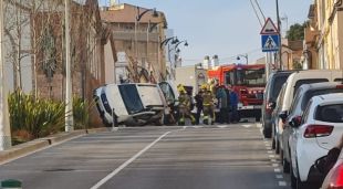 El vehicle bolcat al mig del carrer