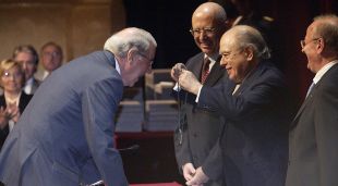 Ramon Miquel Ballart rebent la Creu de Sant Jordi de mans de Jordi Pujol el 14 d'octubre de 2003