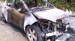 El vehicle totalment calcinat, aquest matí