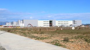 Vista llunyana de les obres de construcció del magatzem logístic d'Amazon al Far d'Empordà