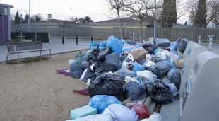 Un metre d'escombraries just al davant del Parc Hospitalari Martí i Julià i l'escola Les Arrels