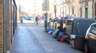 Uns contenidors al carrer Major de Salt sense piles de bosses acumulades al voltant