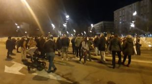 Els manifestants tallant la Gran Via de Jaume I