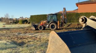 Una excavadora preparant el terreny per iniciar la construcció d'una nova casa a Torremirona (Navata)