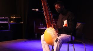 L'artista Momi Maiga interpretant una cançó a la Marfà