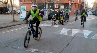 Pares i alumnes anant a l'escola Pericot amb la línia de bicibús que s'ha engegat aquest divendres