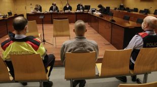 D'esquenes, el condemnat per apunyalar el pare a Olot